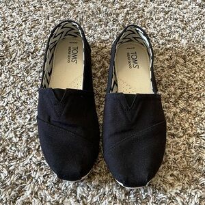 Black canvas Toms in women’s 8 wide